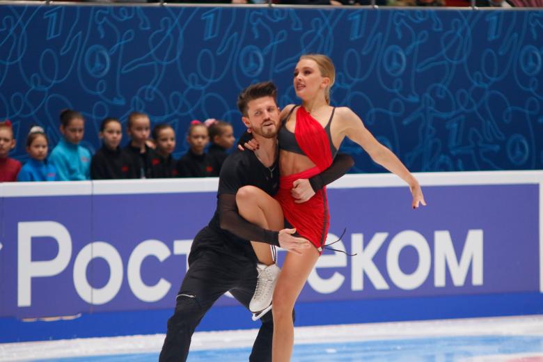Фигуристы Александра Степанова и Иван Букин выиграла