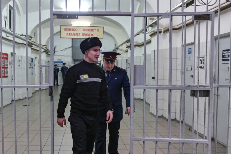 Заключенный и сотрудник ФСИН России
