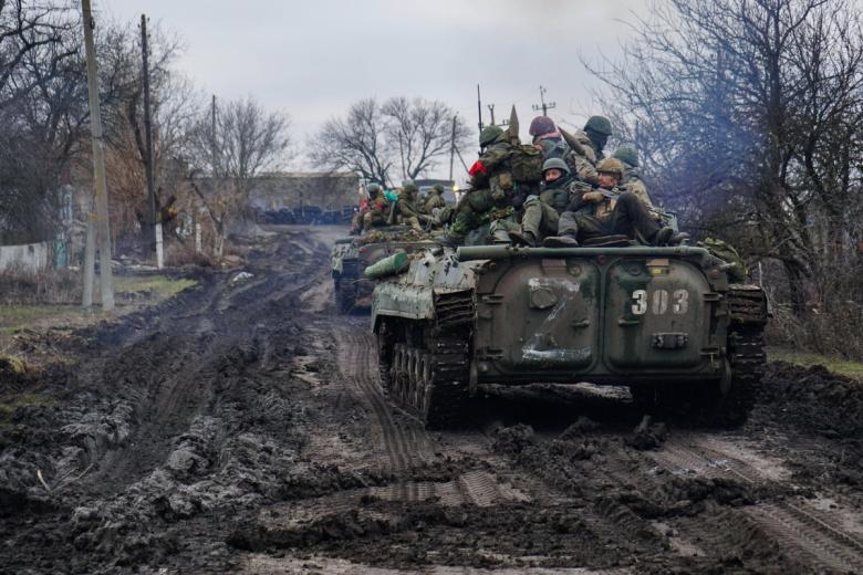 Военнослужащие Народной милиции ДНР на БМП-2 под Волновахой