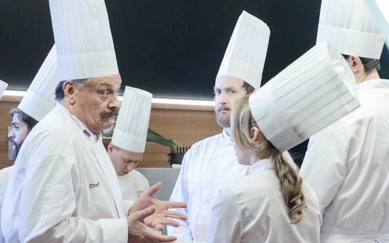 Дмитрий Назаров на съемках эпизода фильма «Кухня. Последняя битва»