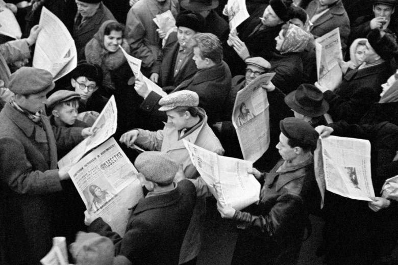 Сообщение ТАСС о первом полете человека в космос стало самой цитируемой новостью в мире. Москвичи у газетного киоска читают сообщение о полете первого космонавта Юрия Гагарина в космос