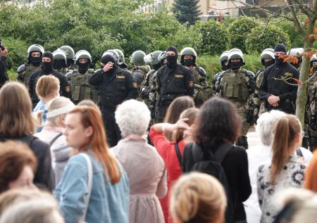 Силовики применили водомёты для разгона протестующих в Минске