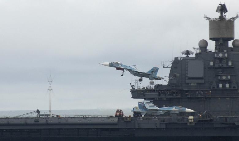 Истребитель Су-33 на фоне «Адмирала Кузнецова»