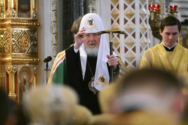 Патриарх Московский и всея Руси Кирилл (в центре) проводит Божественную литургию в день своей 15-й годовщины интронизации в кафедральном соборном храме Христа Спасителя в Москве