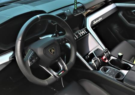 Менеджер автосалона в Москва-Сити потерял Lamborghini Urus