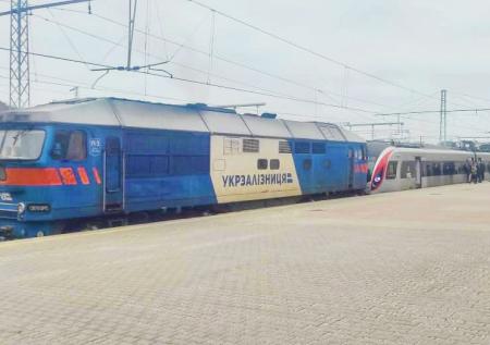 После ночных взрывов на Украине начались перебои в движении поездов
