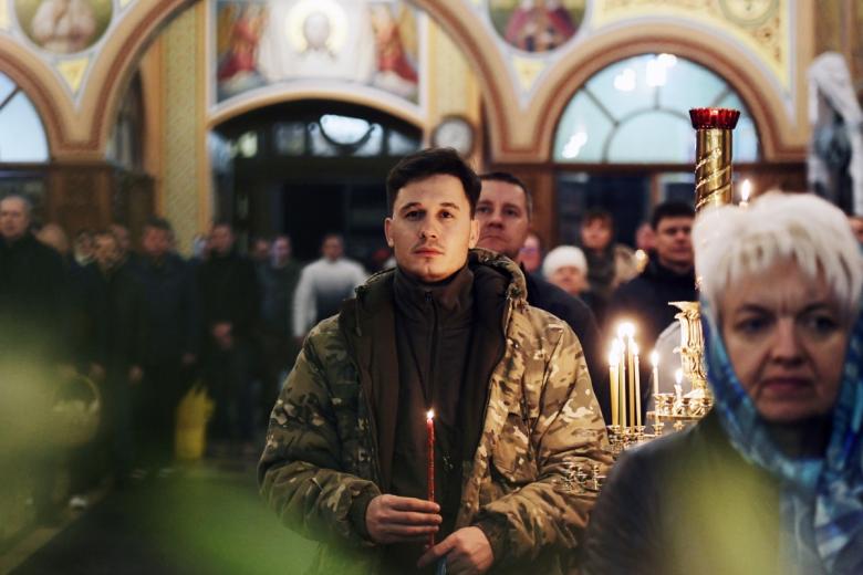 Верующие на праздничном пасхальном богослужении в Донецке
