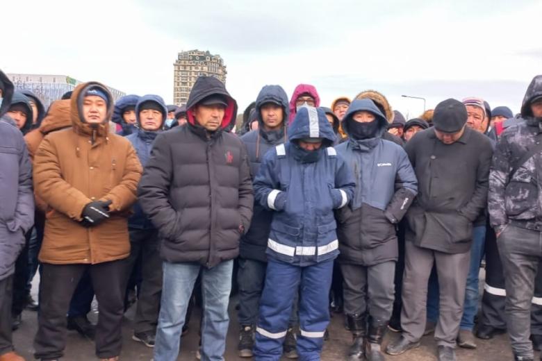 Участники акции протеста с требованием снижения цены на сжиженный природный газ