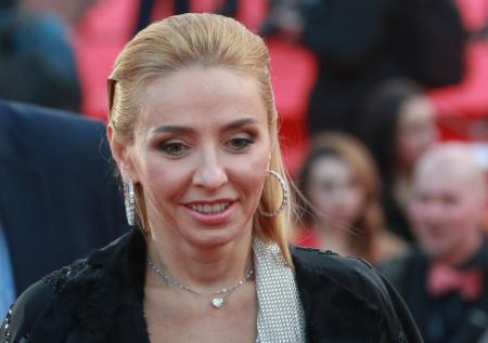 Навка появилась на премьере в МХТ в оригинальной юбке-миди и водолазке