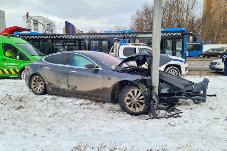 Последствия ДТП с участием автомобилей Tesla и Peugeot