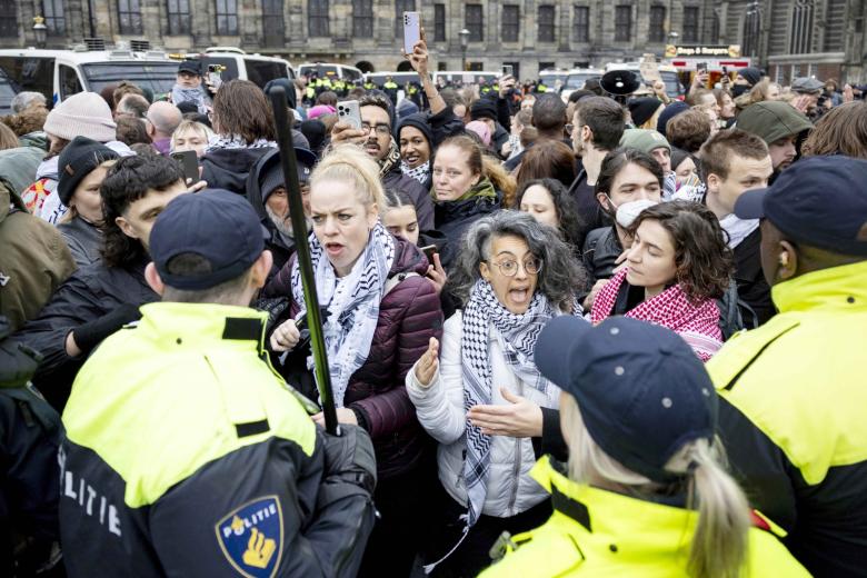 Пропалестинские протестующие вышли на митинг, несмотря на запрет после беспорядков на футбольном поле в Амстердаме