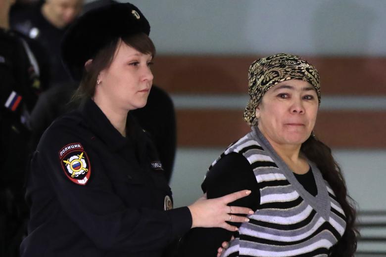 Шохиста Каримова (справа)