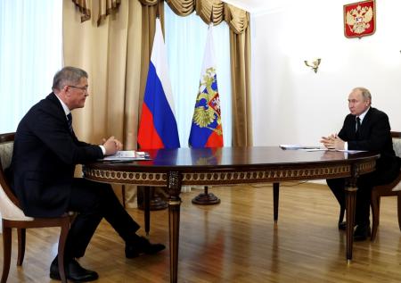 Путин в беседе с главой Башкирии отметил важность поддержки семей военных