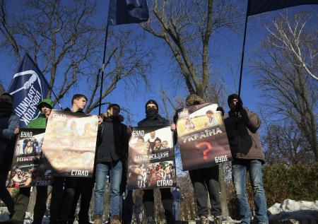 Националисты и радикалы в центре Киева перекрыли дорогу ЛГБТ-шествию