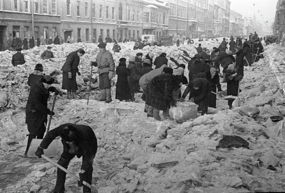 Ленинградцы работают на воскреснике по очистке города на проспекте Володарского