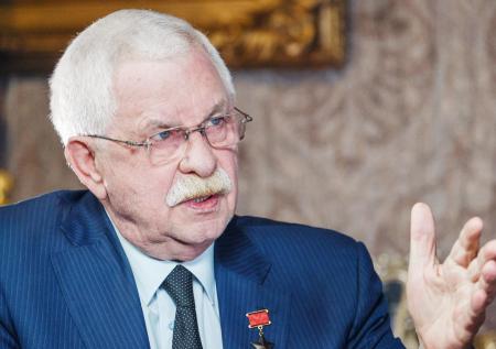 Руцкой призвал думать о внутренних проблемах России вместо Трампа