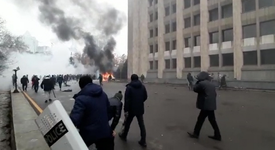 Протестующие у здания акимата в центре Алма-Аты