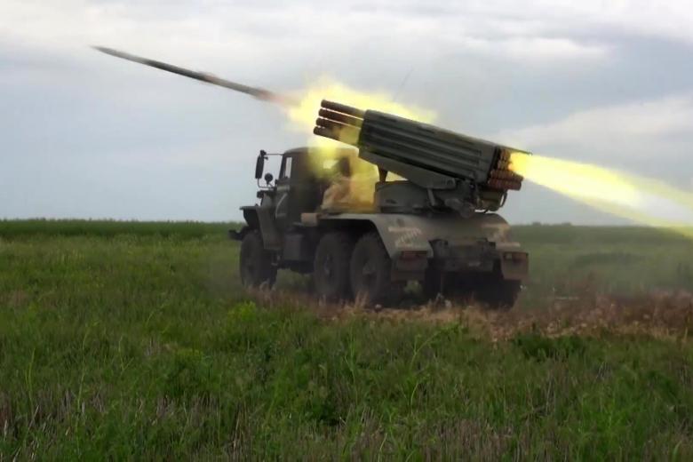 Работа реактивной системы залпового огня (РСЗО) «Град» в ходе специальной военной операции