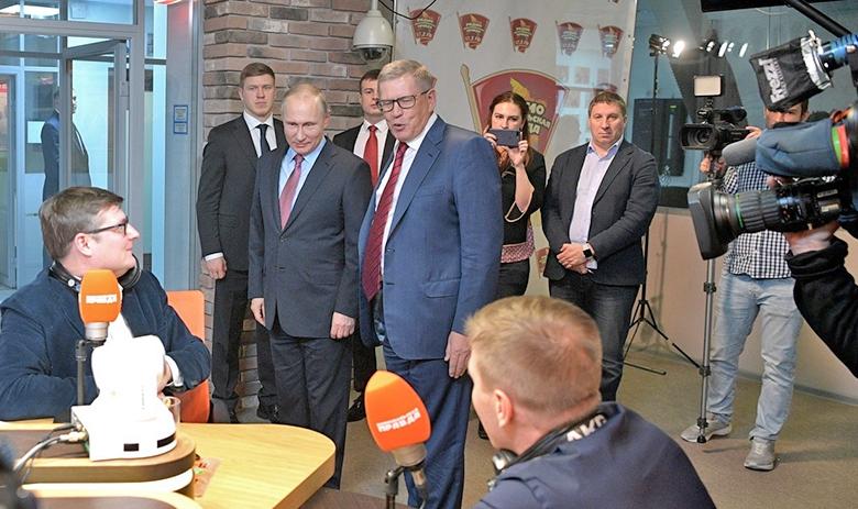 Президент РФ Владимир Путин в редакции газеты «Комсомольская правда» перед началом встречи с руководителями российских печатных средств массовой информации и информационных агентств