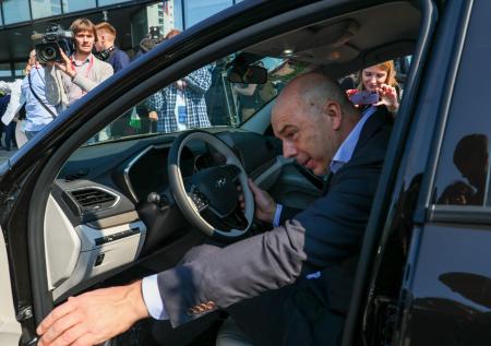 Путин заявил, что чиновники точно должны ездить на российских автомобилях