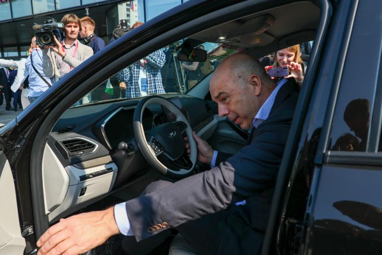 Министр финансов РФ Антон Силуанов во время осмотра новой модели Lada