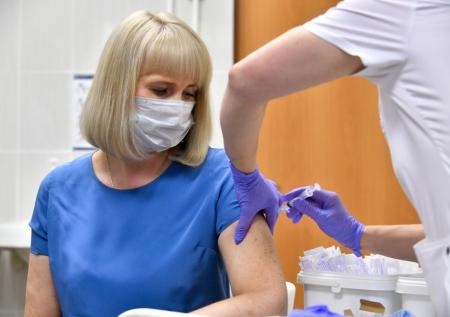 В НИЦ Гамалеи объяснили невозможность ускорить вакцинацию от коронавируса
