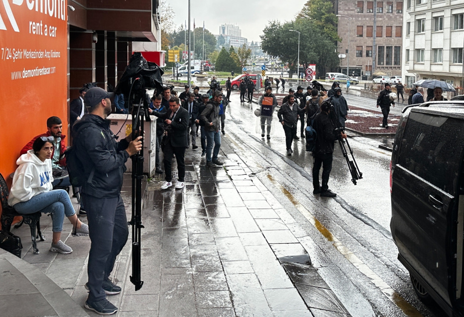 Турция. Анкара. Журналисты у здания МВД