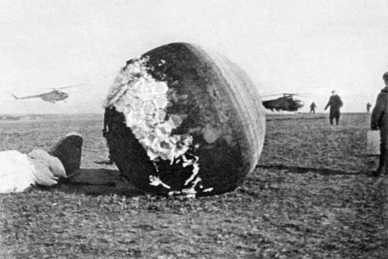 Спускаемый аппарат космического корабля «Восток» с космонавтом Юрием Гагариным совершил посадку в районе деревни Смеловка Саратовской области