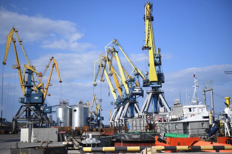 Портовые краны в морском порту в Мариуполе. Порт в Мариуполе начал работать в обычном режиме