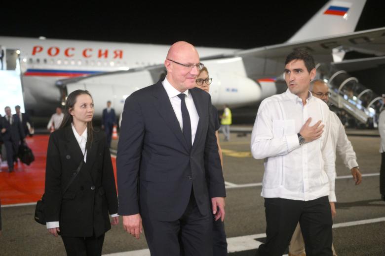Дмитрий Чернышенко (в центре) во время прибытия в аэропорту Гаваны для участия во встрече сопредседателей российско-кубинской Межправительственной комиссии по торгово-экономическому и научно-техническому сотрудничеству