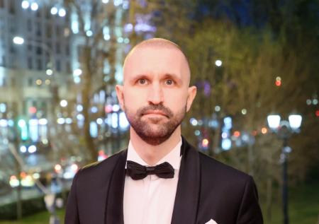 Скрытность, конкуренция с братом, «Кадетство»: как живет Иван Добронравов