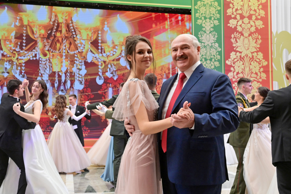 На новогоднем молодёжном балу