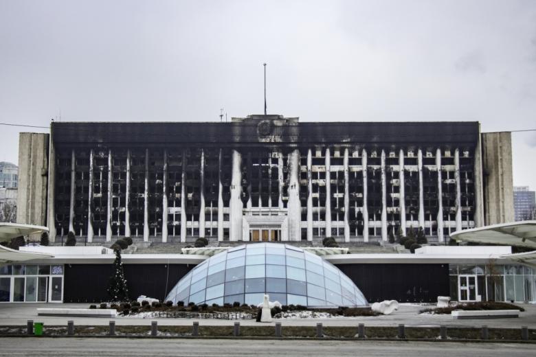 Пострадавшее от пожара здание акимата в Алма-Ате
