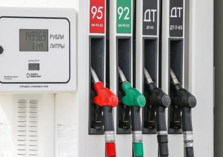 Бензин сильно подешевел в опте: снизятся ли цены на заправках