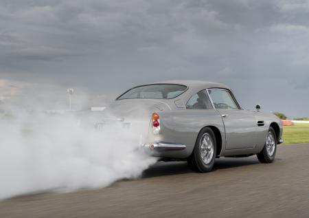 Aston Martin выпустила реплику машины Джеймса Бонда с пулемётами