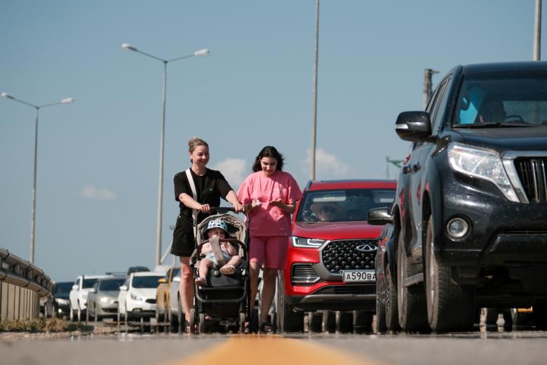 Очередь из автомобилей в сторону Крымского моста