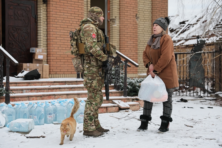 Военнослужащий РФ и местная жительница