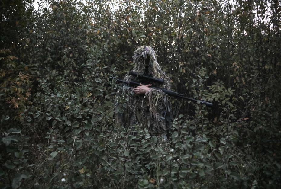 Боец-разведчик под Марьинкой тестирует костюм для снайпера «Леший». На пошив костюма уходит трое рабочих дней