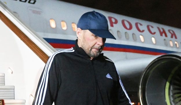 Один из освобожденных в Турции россиян - Вадим Красиков - спускается из самолета в аэропорту в Москве