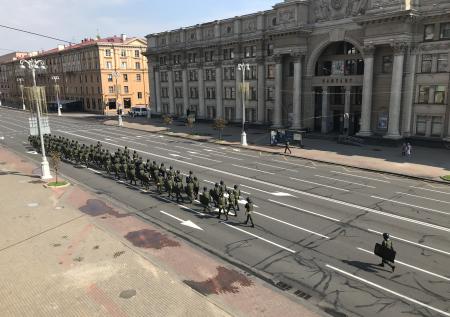 Оппозиционер Колесникова просит людей в Минске не подходить к ОМОНу