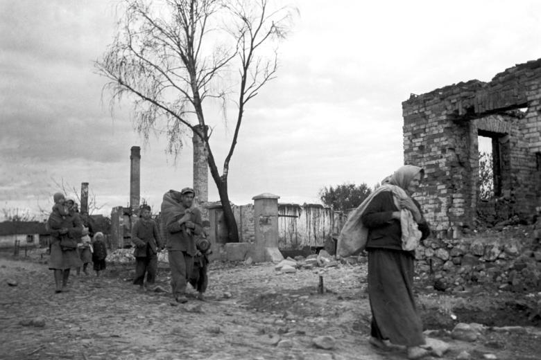 Великая Отечественная война 1941–1945 годов. Освобождение Польши от немецко-фашистских захватчиков. После освобождения города Ломжа жители возвращаются домой