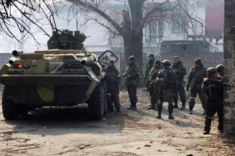Военнослужащие ДНР возле БТР-82А