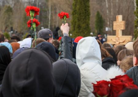 Фанаты Паши Техника надругались над муралом с Виктором Цоем в Петербурге
