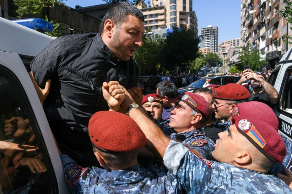 Армения. Ереван. Задержание участников акции протеста в центре города