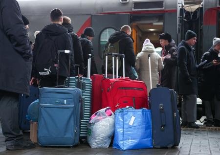 «Коммерсант»: упало число желающих вернуться в РФ соотечественников 
