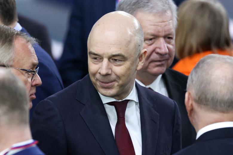 Министр финансов РФ Антон Силуанов (в центре) перед началом ежегодного послания президента РФ Владимира Путина Федеральному собранию РФ в Гостином Дворе