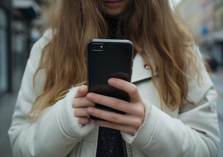 Школьница выслала нюдсы мошеннику за обещание съемок в клипе Клавы Коки
