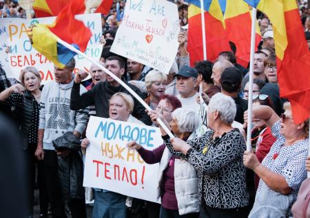 Осенний бунт: жителям Молдавии без газа теплее в протестных палатках 