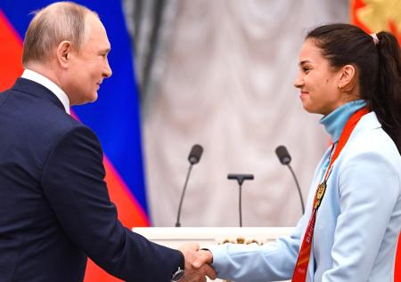 «Президент не смущает, а заряжает»: лыжница Степанова о встрече с Путиным
