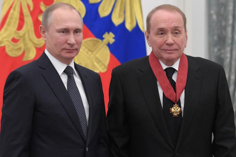 26 января 2017-го. Президент РФ Владимир Путин и президент Международного союза Клуба веселых и находчивых (КВН) Александр Масляков (справа) во время церемонии вручения государственных наград